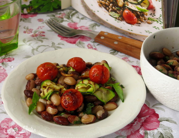 Фасоль с цукини, помидорами черри и базиликом Фасоль с цукини, помидорами черри и базиликом