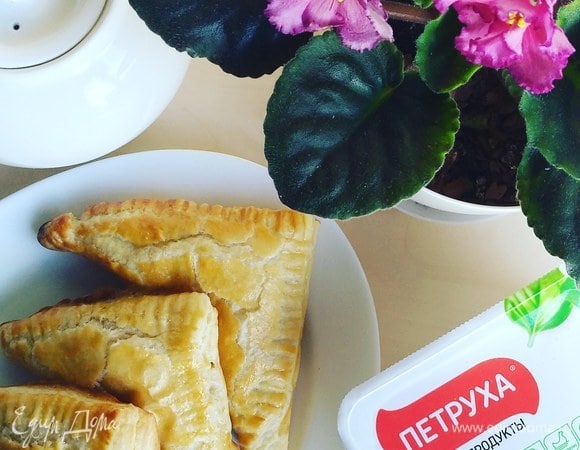 Слойки-треугольники с курицей Слойки-треугольники с курицей