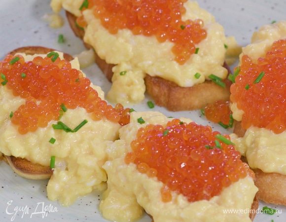Тосты со взбитым омлетом и икрой