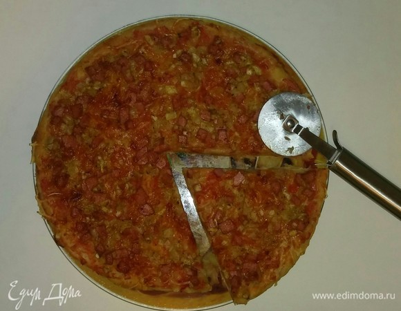 Пицца с маринованной колбасой