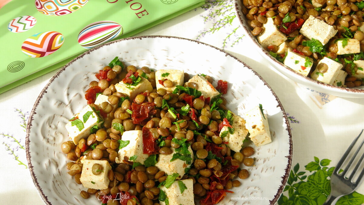 Пикантная чечевица с брынзой и вялеными помидорами