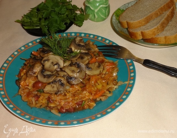 Тушеная капуста с фасолью и грибами