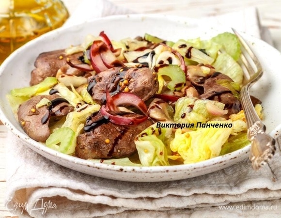 Теплый салат из куриной печени с вешенками Теплый салат из куриной печени с вешенками