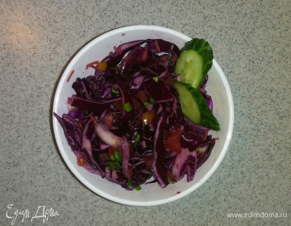 Салат из краснокочанной капусты и различных овощей