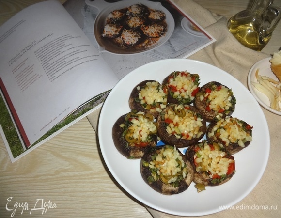 Грибы по-тоскански с красным перцем и оливками
