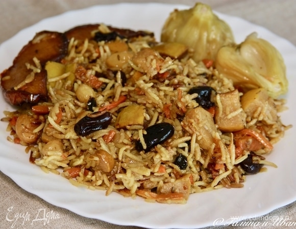 Плов с айвой и сухофруктами