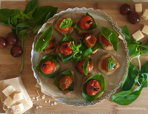 Бомбочки из моцареллы и пармезана с помидорами черри Бомбочки из моцареллы и пармезана с помидорами черри