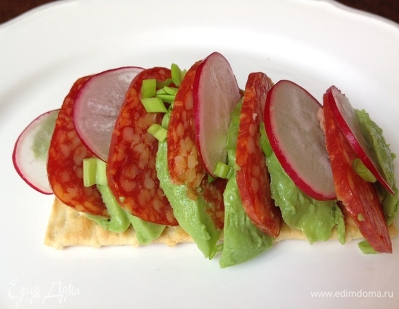 Закуска из авокадо и салями Закуска из авокадо и салями