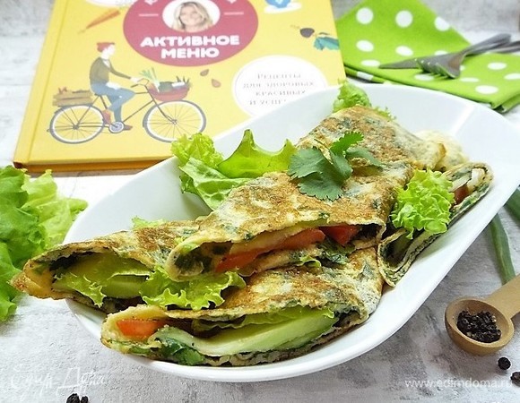 Роллы из омлета с огурцом, помидорами и зеленью
