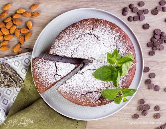 Шоколадный пирог с вишней и миндалем Шоколадный пирог с вишней и миндалем