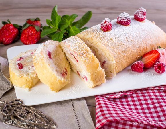 Рулет бисквитный с ягодами