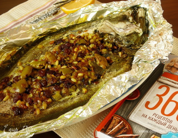 Камбала, запеченная с кедровыми орешками и изюмом