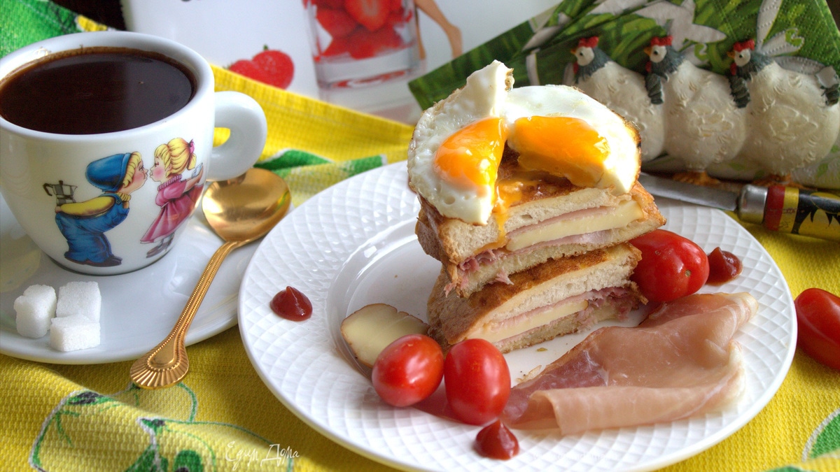 Крок-мадам с горячим шоколадом