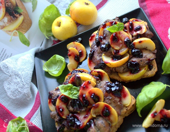 Печенка с яблоками под ягодным соусом Печенка с яблоками под ягодным соусом