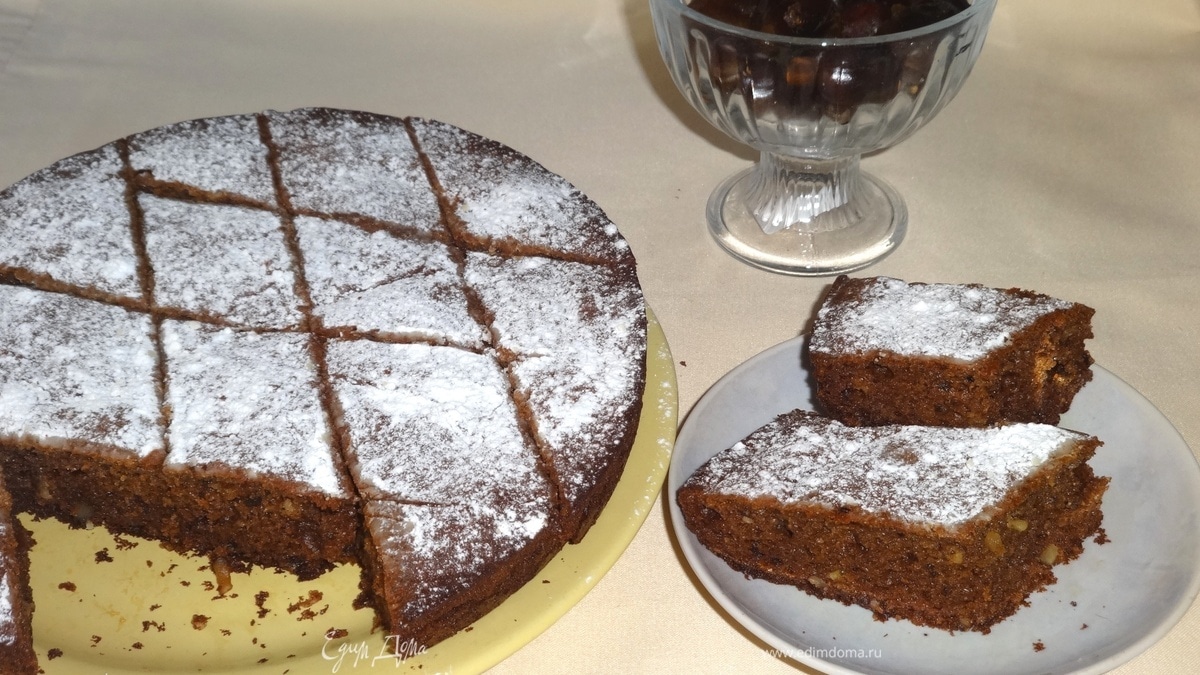 Пирог с финиками и орехами