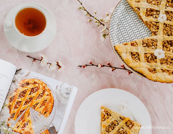 Быстрый пирог с апельсиновым джемом, орехами и амаретти