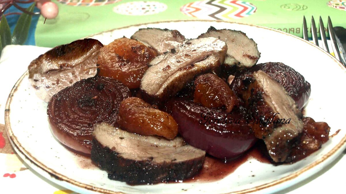 Утиные грудки с курагой