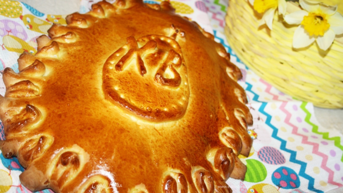 Пасхальная кулебяка с капустой и яйцом