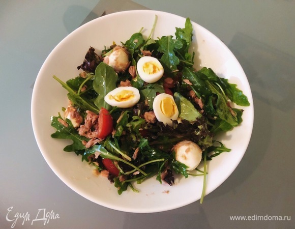 Салат с тунцом и моцареллой Салат с тунцом и моцареллой