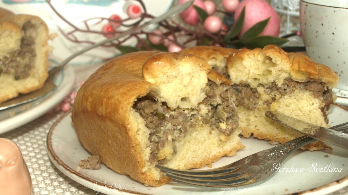 Пирог с мясом и перепелиными яйцами