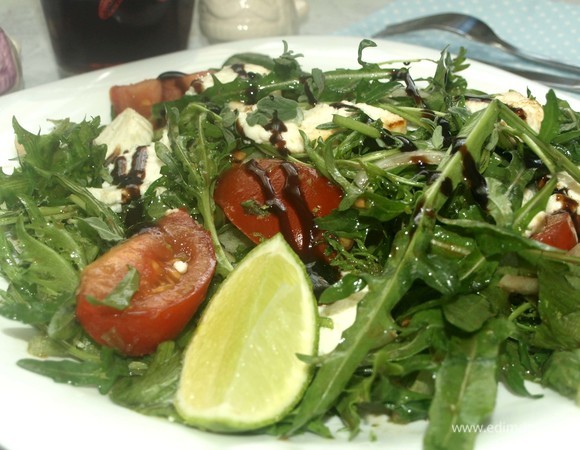 Салат с руколой и жареным адыгейским сыром Салат с руколой и жареным адыгейским сыром
