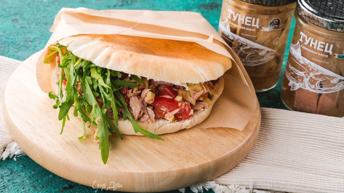 Пита с тунцом и овощами