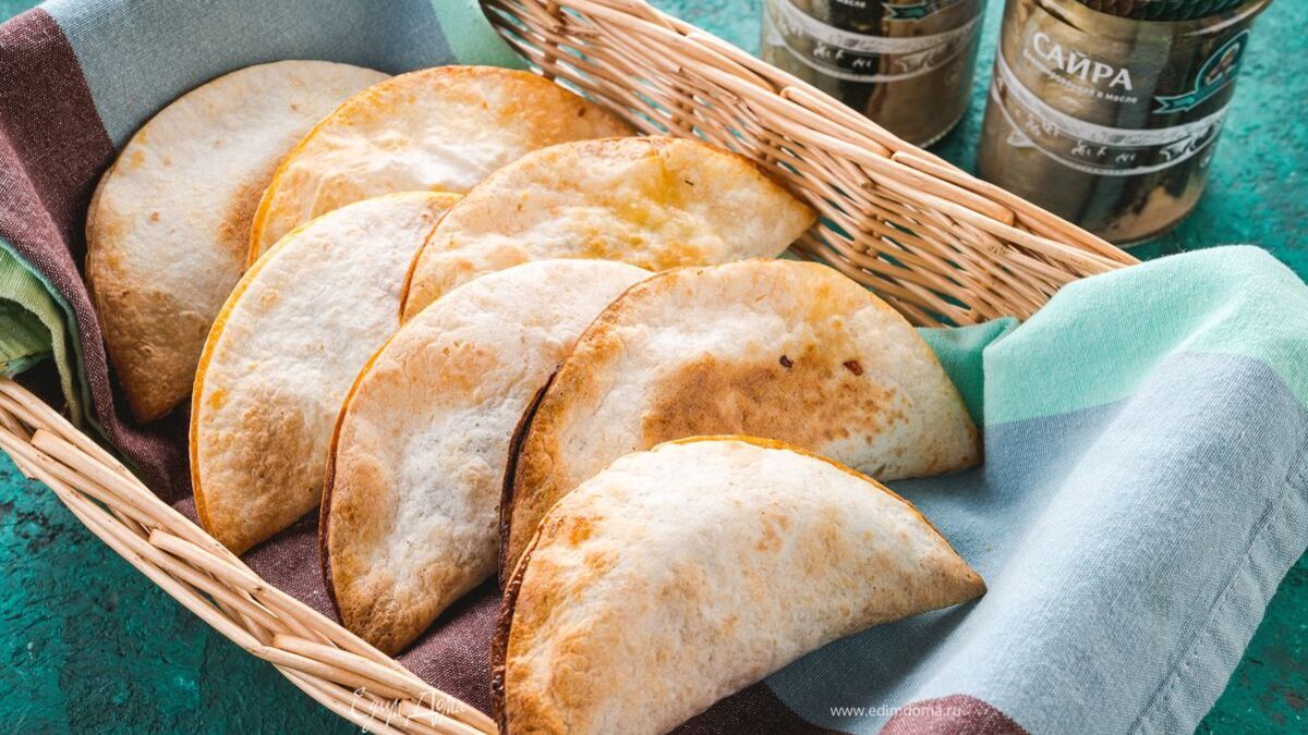 Пирожки с сайрой и яйцом