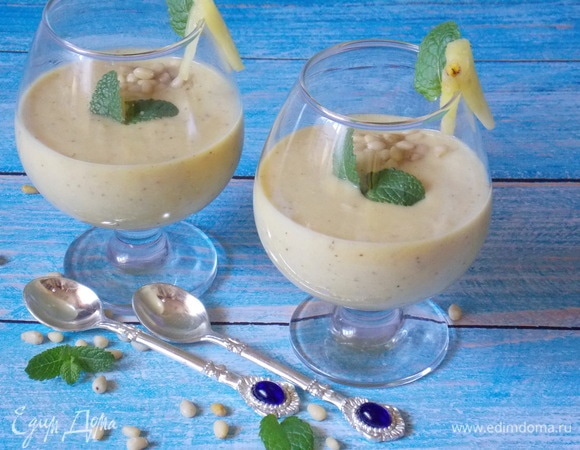 Ананасовый смузи с кедровыми орешками