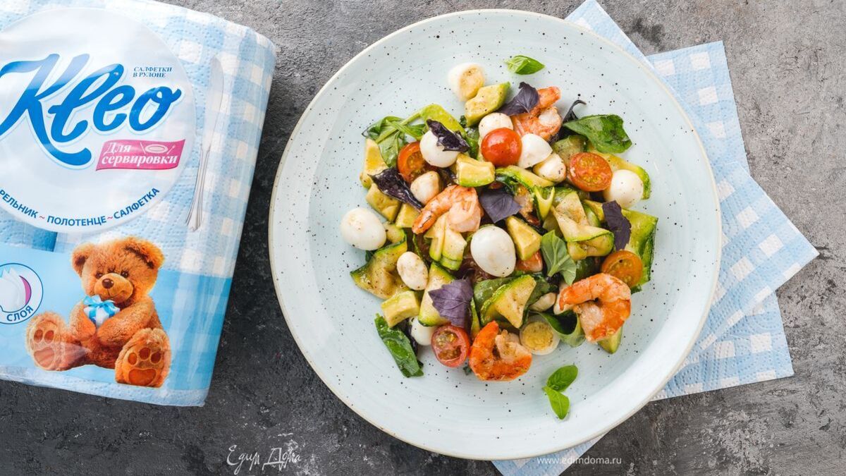 Салат с креветками и моцареллой