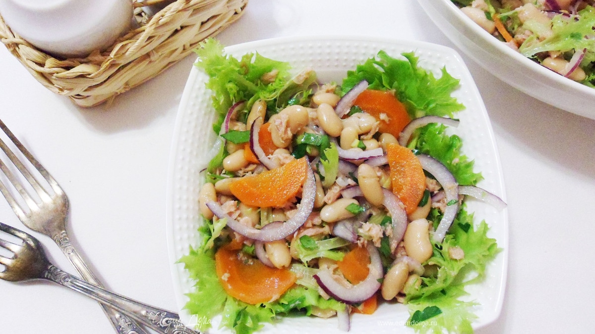 Салат с тунцом и белой фасолью