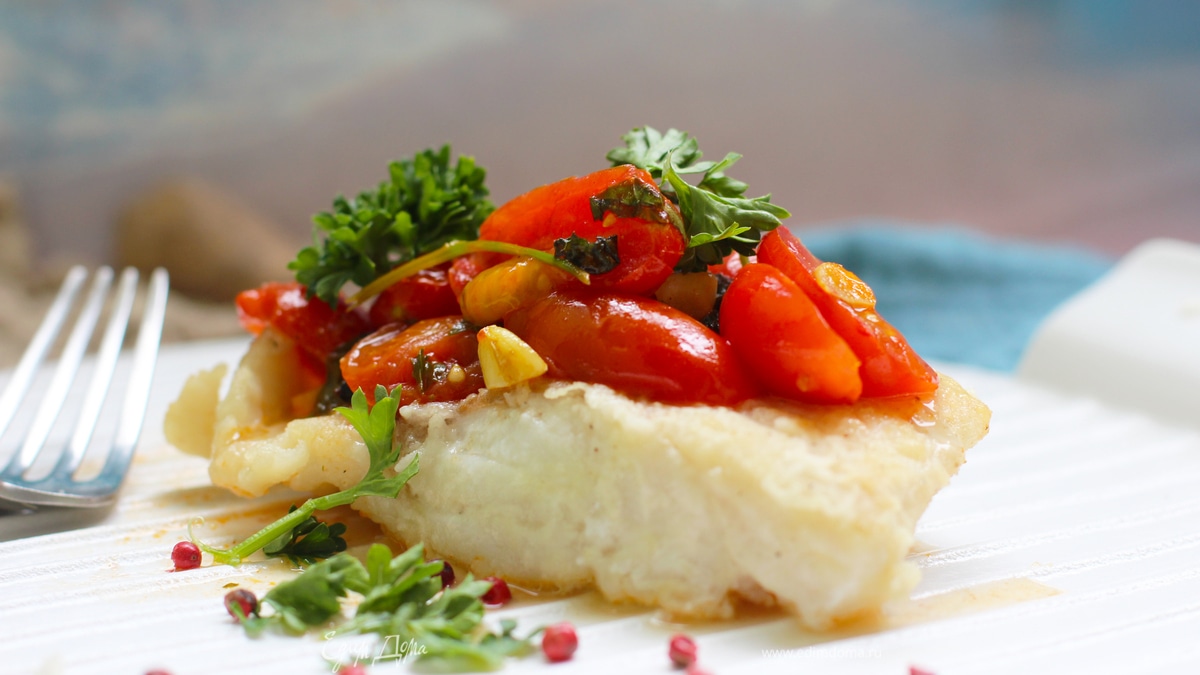 Треска в соусе с базиликом и томатами черри