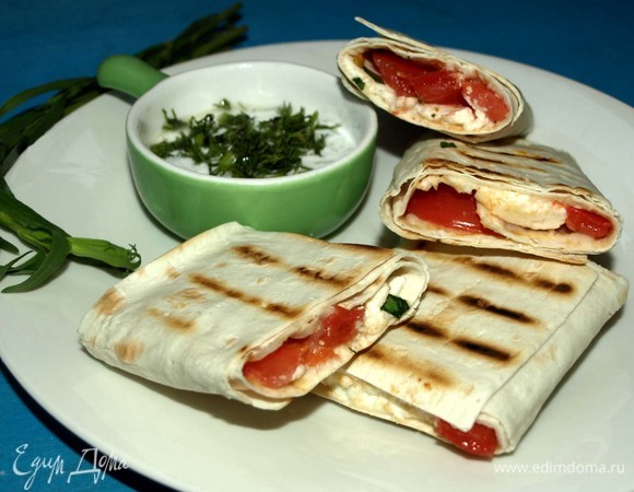 Лаваш с адыгейским сыром, тархуном и помидорами