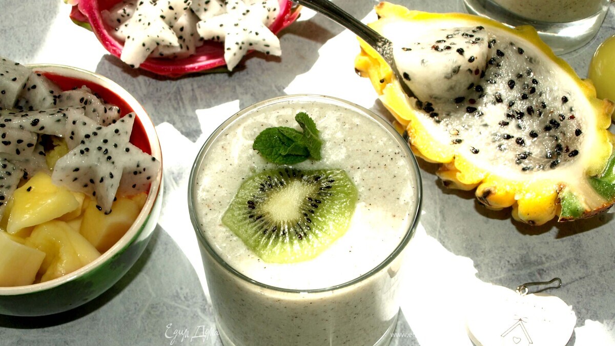 Кокосовый смузи с питайя, манго и киви