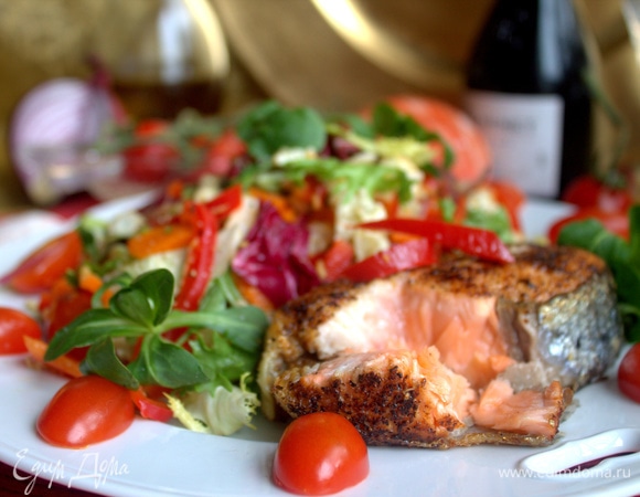 Лосось с весенним салатом