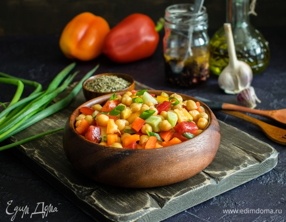 Овощной салат с нутом и медовой заправкой