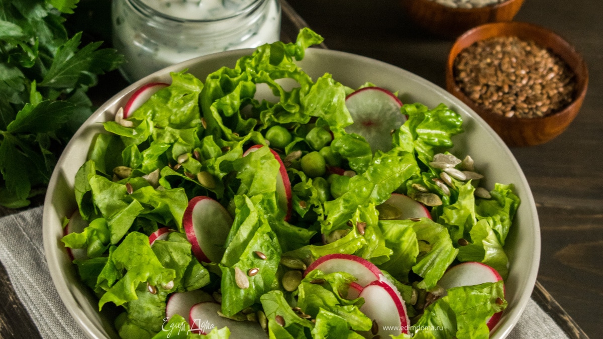 Салат с редисом, горошком и йогуртовой заправкой
