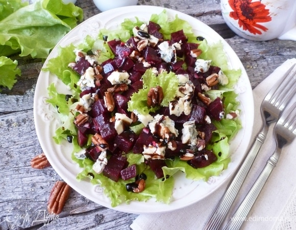 Салат из молодой свеклы с голубым сыром и пеканом