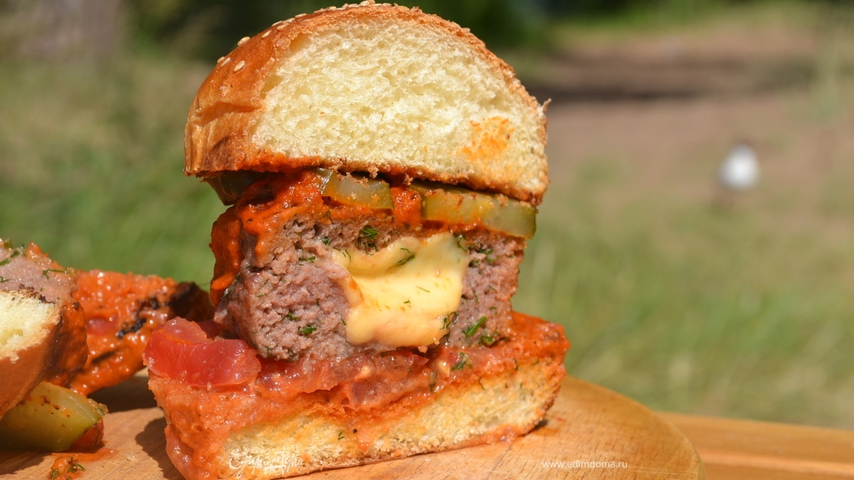 Бургер на огне с сыром