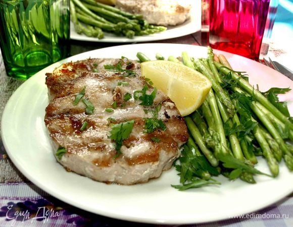 Медальоны из тунца с маринованной спаржей Медальоны из тунца с маринованной спаржей