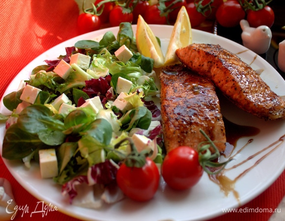 Лосось под гранатовым соусом и салатом Лосось под гранатовым соусом и салатом