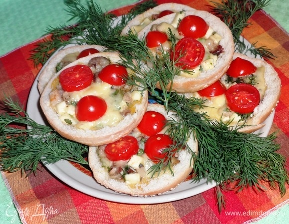 Горячая мясная закуска в булочках