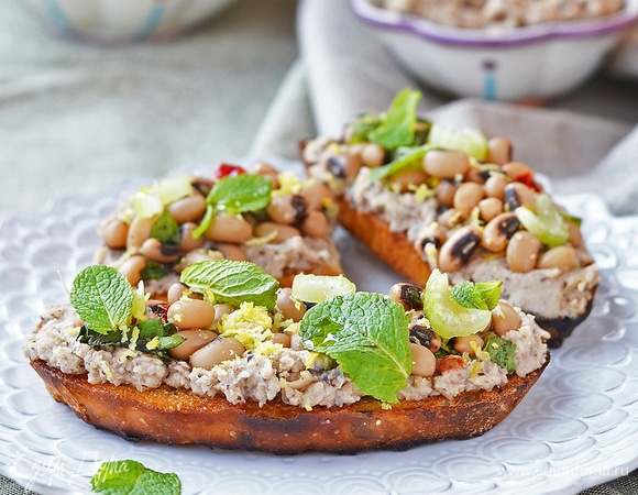 Брускетты с печенью трески и фасолью Брускетты с печенью трески и фасолью