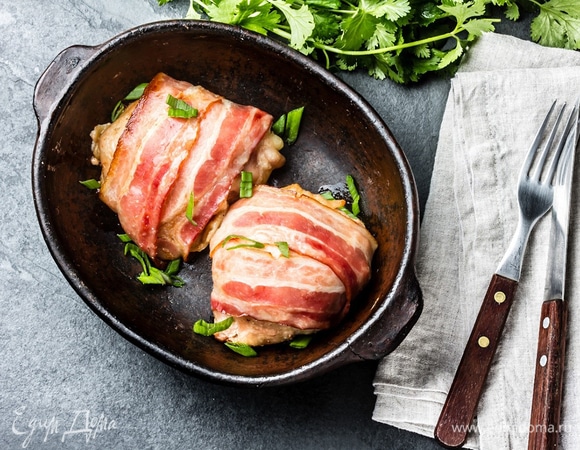 Куриные бедра, запеченные с беконом