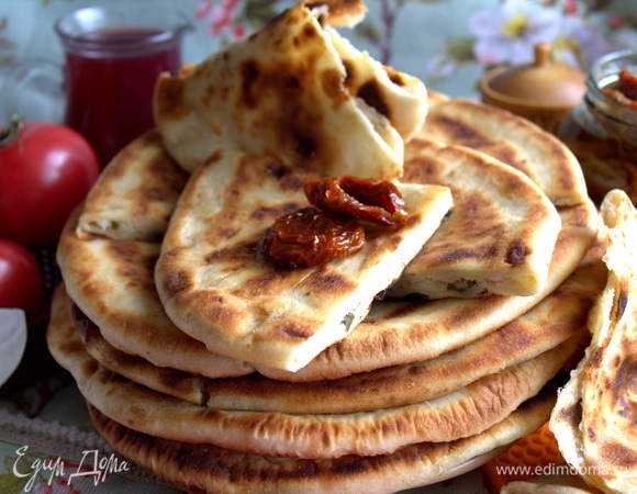 Лепешки с картофельно-сырной начинкой Лепешки с картофельно-сырной начинкой