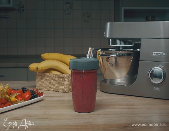 Малиновый смузи с бананом и черной смородиной