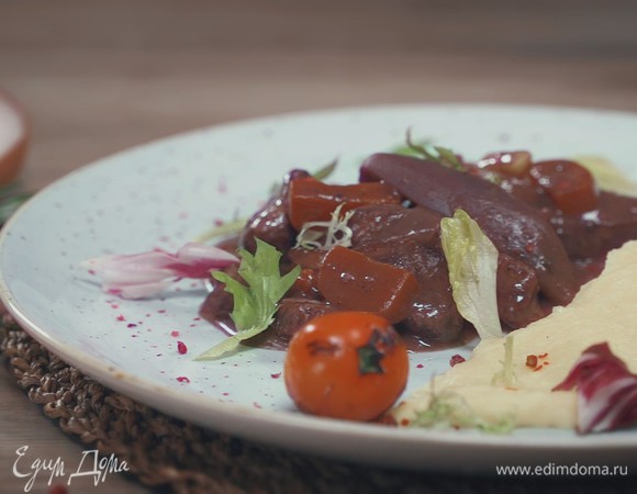 Говядина, томленная в вине с овощами Говядина, томленная в вине с овощами