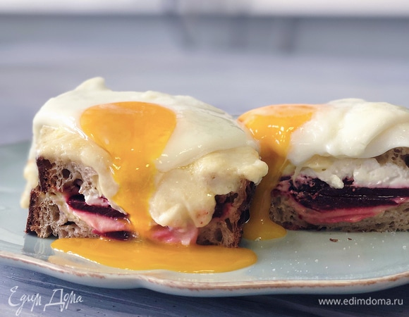 Крок-мадам с соусом бешамель и запеченной свеклой