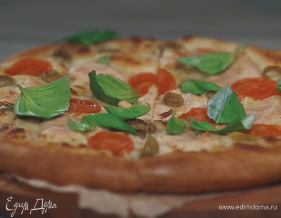 Белая пицца с индейкой, томатами и моцареллой