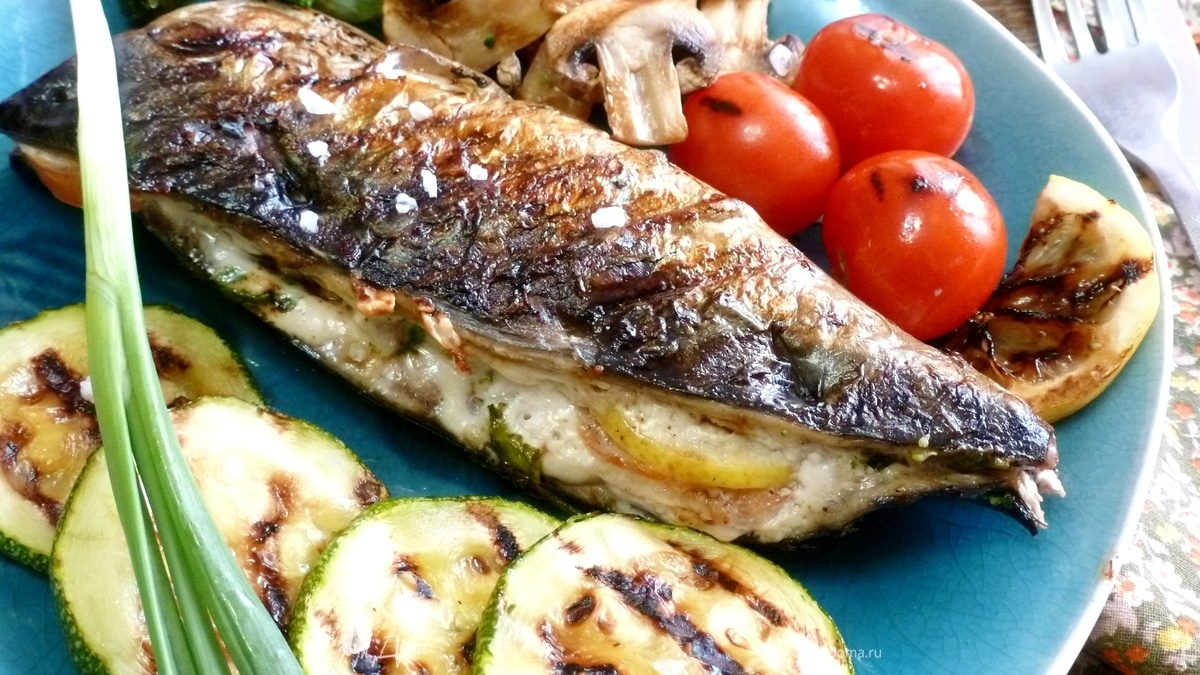 Скумбрия с овощами и шампиньонами на гриле