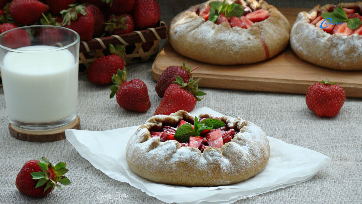 Ржаная галета с творогом и клубникой